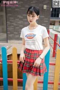 [MSLASS梦丝女神] 2019.09.09 《可岚 小白鞋搭配油光丝袜》 [80+1P-487M]_1