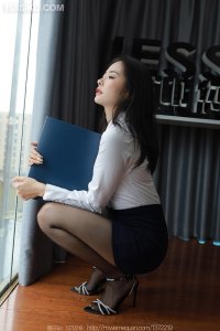 [IESS异思趣向] 2023.04.02 丝享家1370：《落地窗制服》小金 [88P-96M]_9